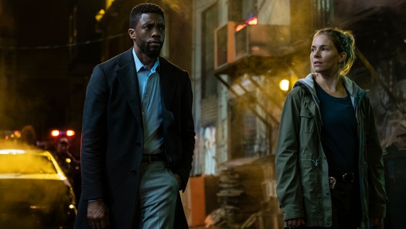 Chadwick Boseman und Sienna Miller auf Killerjagd in "21 Bridges" (Filmszene).