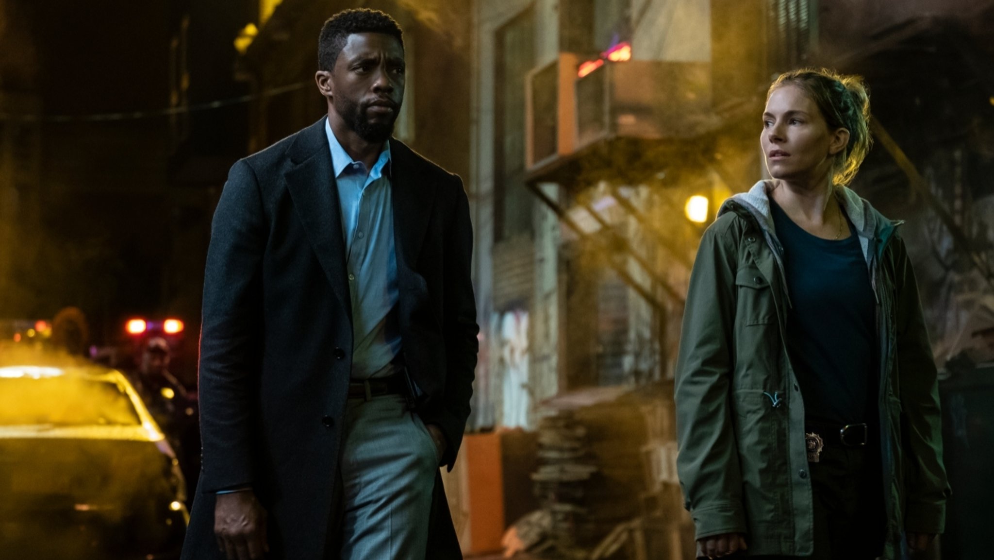 Chadwick Boseman und Sienna Miller auf Killerjagd in "21 Bridges" (Filmszene).