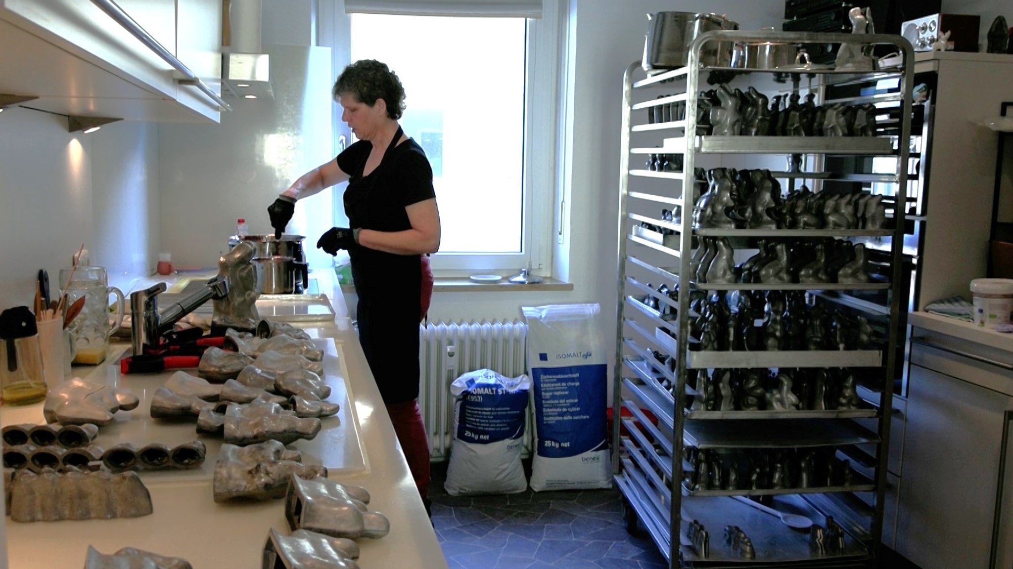 Gaby Oberem in ihrer Zuckerhasen-Werkstatt in Weiden. | Bild: BR/Margit Ringer Gaby Oberem in ihrer Zuckerhasen-Werkstatt in Weiden.