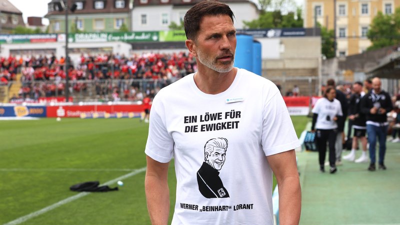 TSV-1860-Coach Patrick Glöckner mit Werner-Lorant-Konterfei auf dem T-Shirt | Bild: picture-alliance/dpa TSV-1860-Coach Patrick Glöckner mit Werner-Lorant-Konterfei auf dem T-Shirt