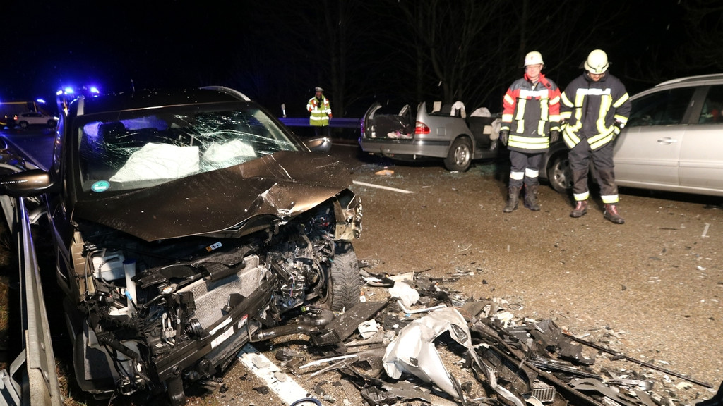 Auto fährt auf B12 bei Kraftisried in Gegenverkehr | BR24