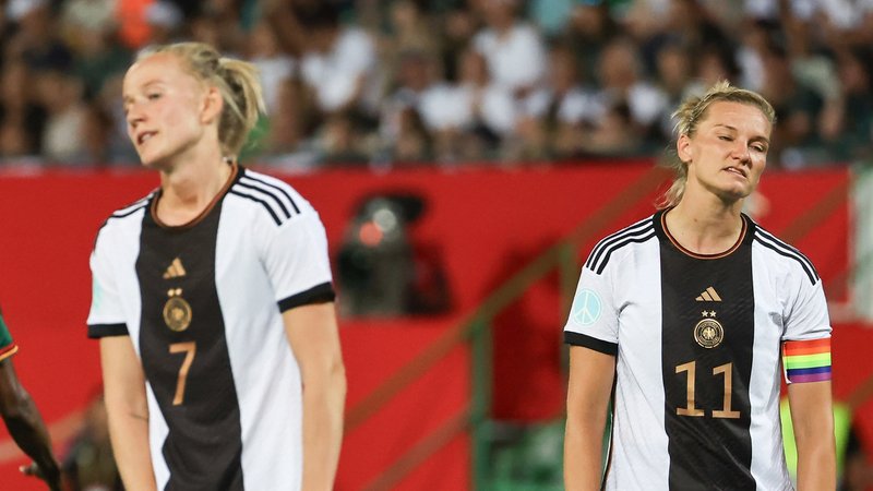 Lea Schüller (l) und Alexandra Popp aus Deutschland reagieren auf den Spielverlauf. 
