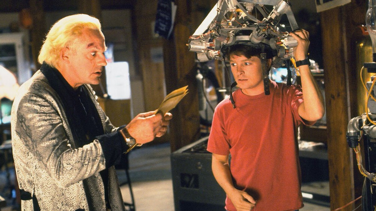 Dr. Emmett Brown (Christopher Lloyd) erklärt Marty (Michael J. Fox) ein Zeitparadoxon.