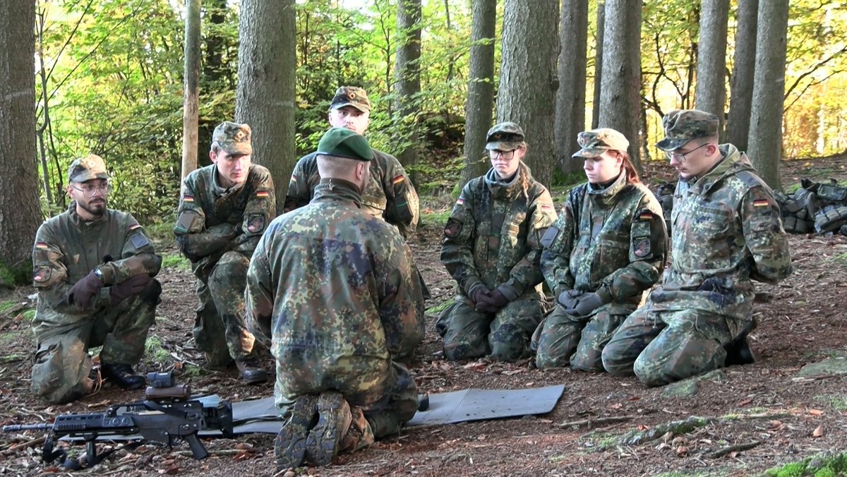 Eine Gruppe von Nachwuchs-Soldatinnen- und Soldaten hört den Ausführungen des Kommandeurs zu. | Bild: BR/Ringer, Margit Eine Gruppe von Nachwuchs-Soldatinnen- und Soldaten hört den Ausführungen des Kommandeurs zu.