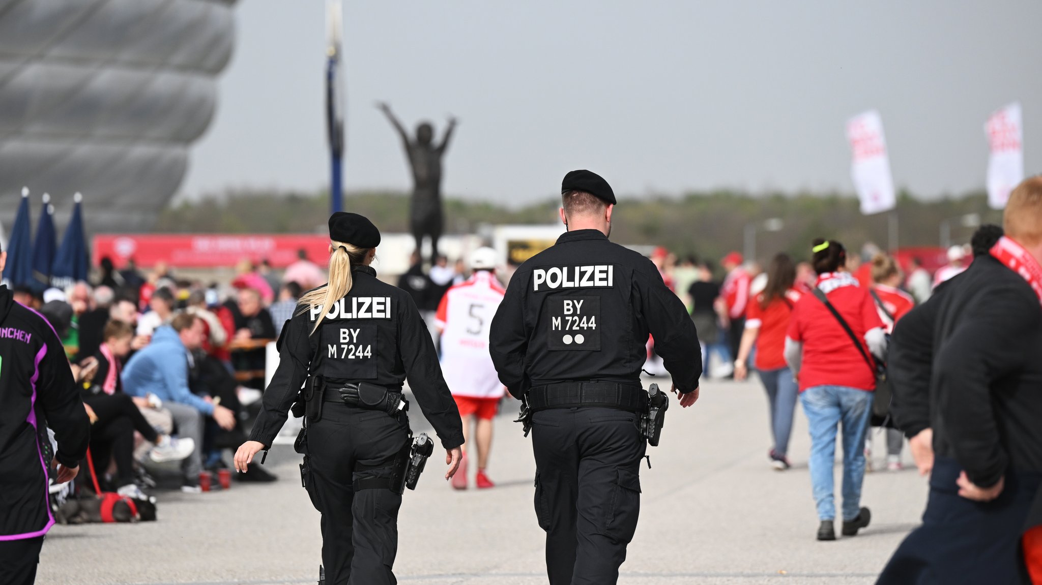 Fußball: Bundesliga, Bayern München - Borussia Dortmund, 27. Spieltag, Allianz Arena. Polizei ist vor der Allianz Arena im Einsatz.