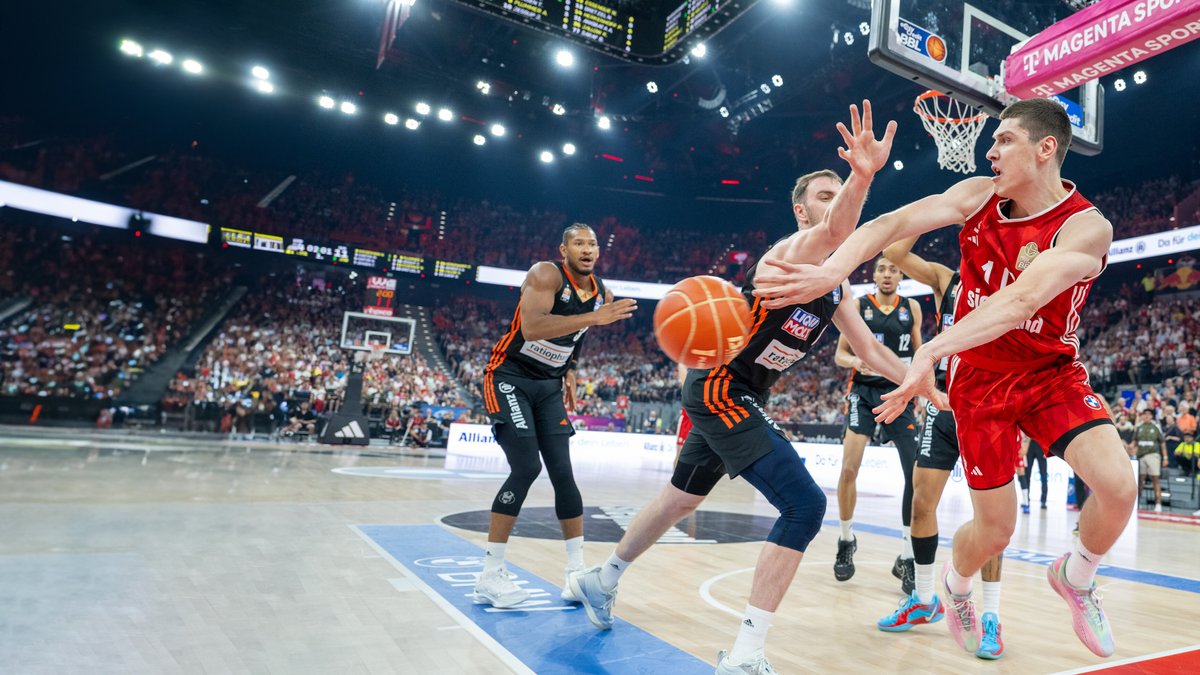 FC Bayern Basketball ist Meister - Pokalübergabe im Livestream