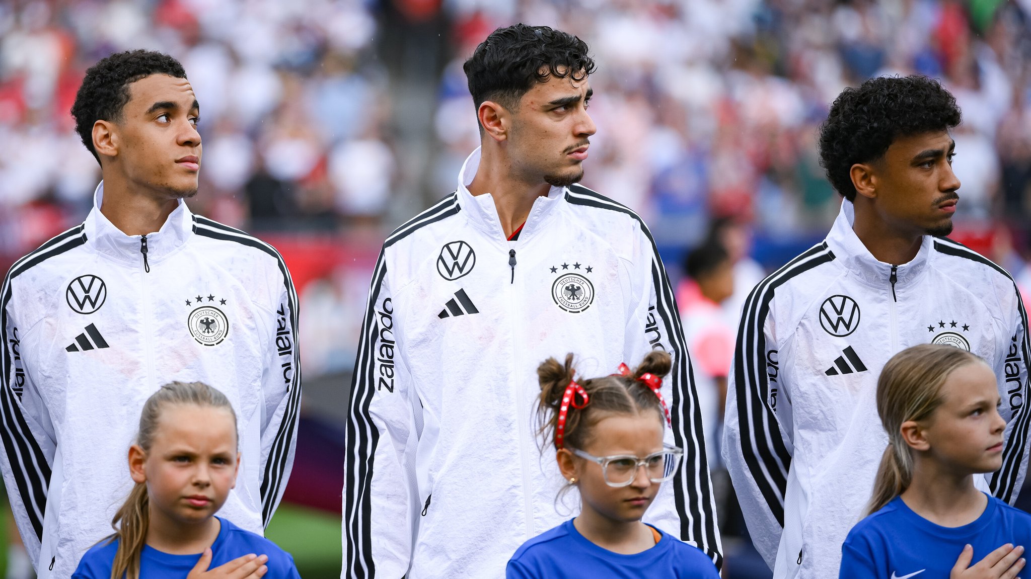 Jamal Musiala, Aleksandar Pavlovic und Nathaniel Brown (v. links). | Bild: picture-alliance / dpa Jamal Musiala, Aleksandar Pavlovic und Nathaniel Brown (v. links).