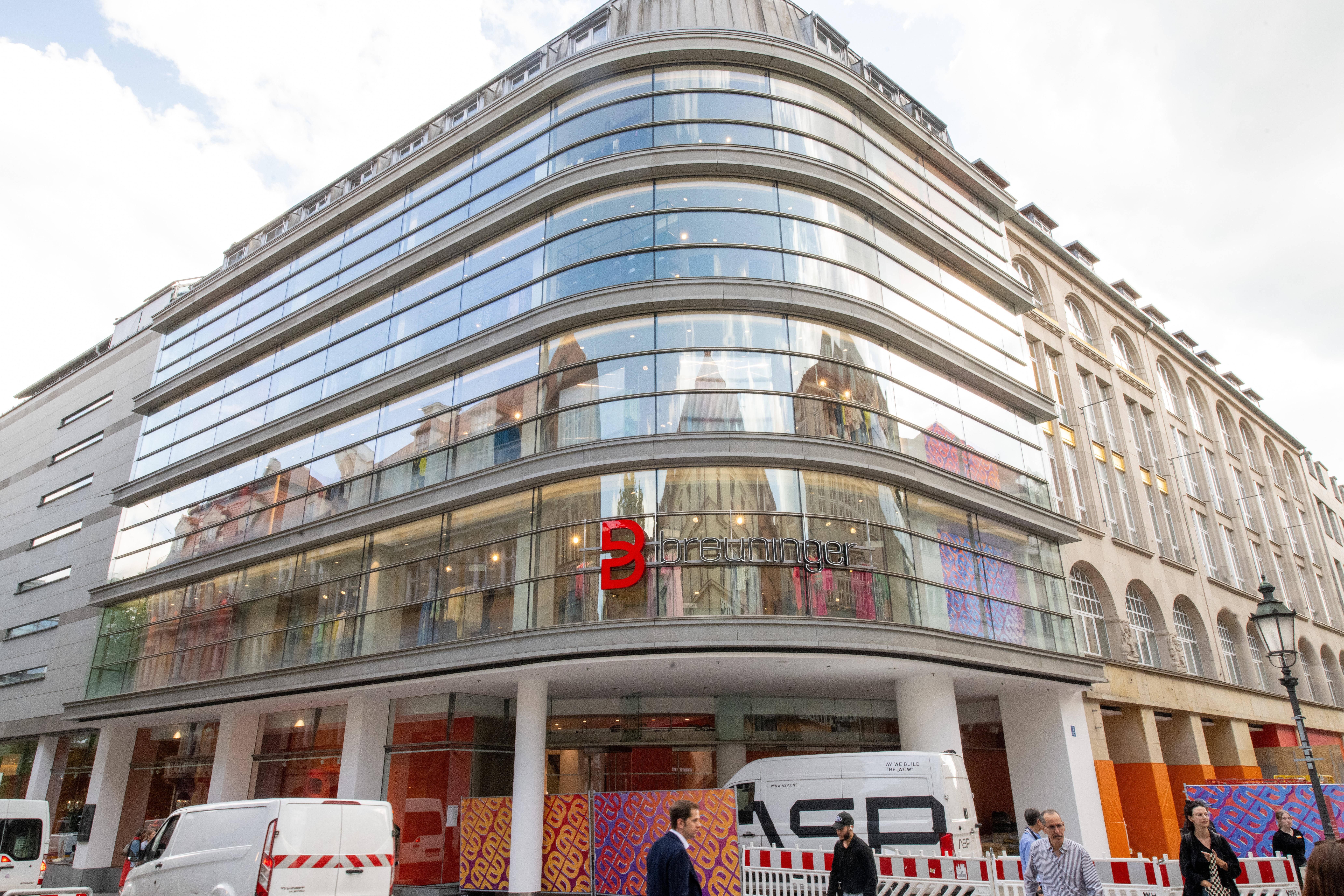 Außenaufnahme des Breuninger-Modehauses in München in der Sendlinger Straße.