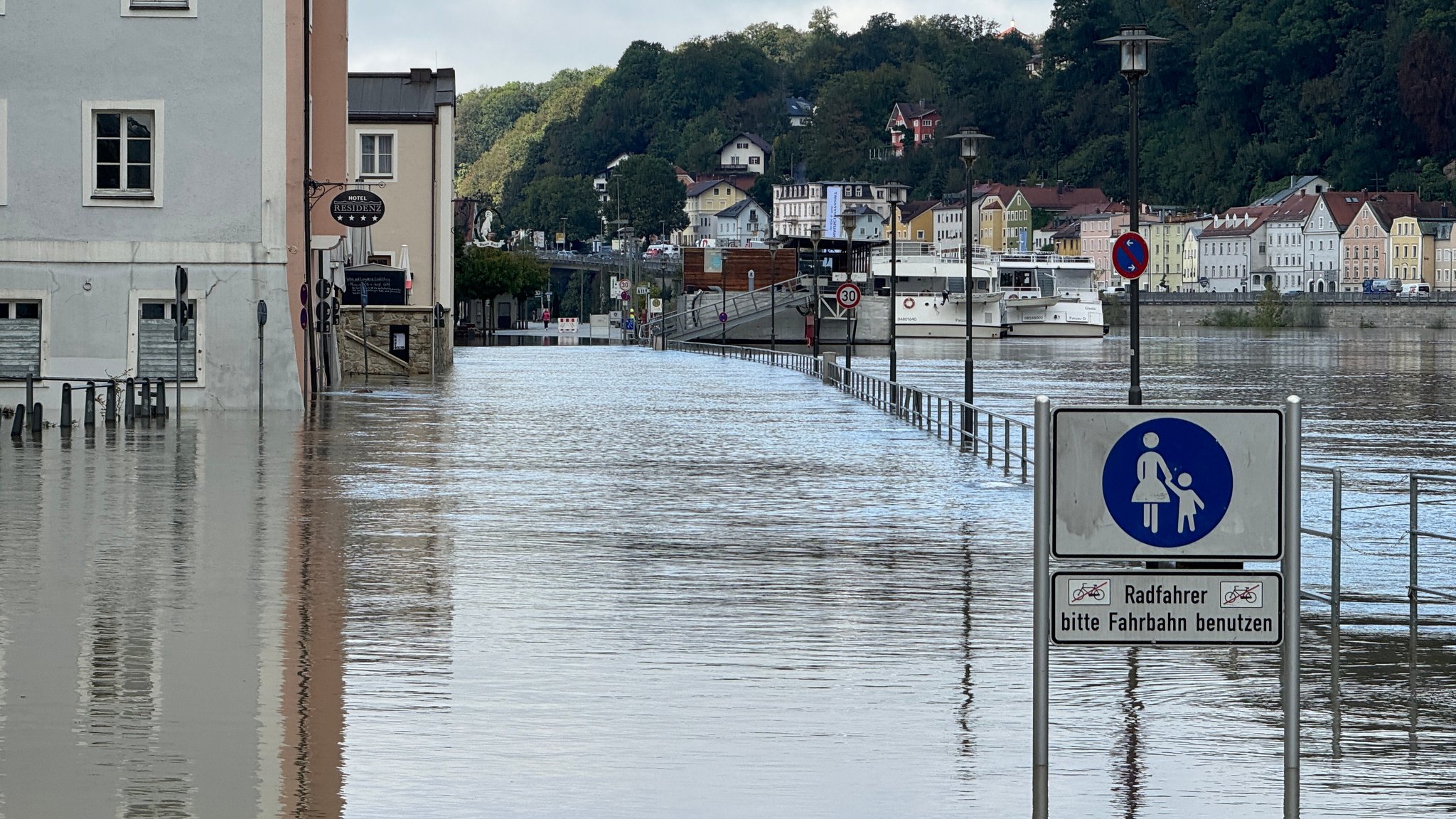 Überschwemmte Uferpromenade in Passau