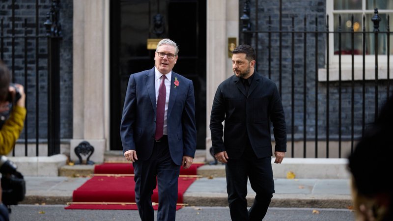 Der britische Premierminister Keir Starmer und der ukrainische Staatschef Wolodymyr Selenskyj | Bild: picture alliance / Captital Pictures | - Der britische Premierminister Keir Starmer und der ukrainische Staatschef Wolodymyr Selenskyj