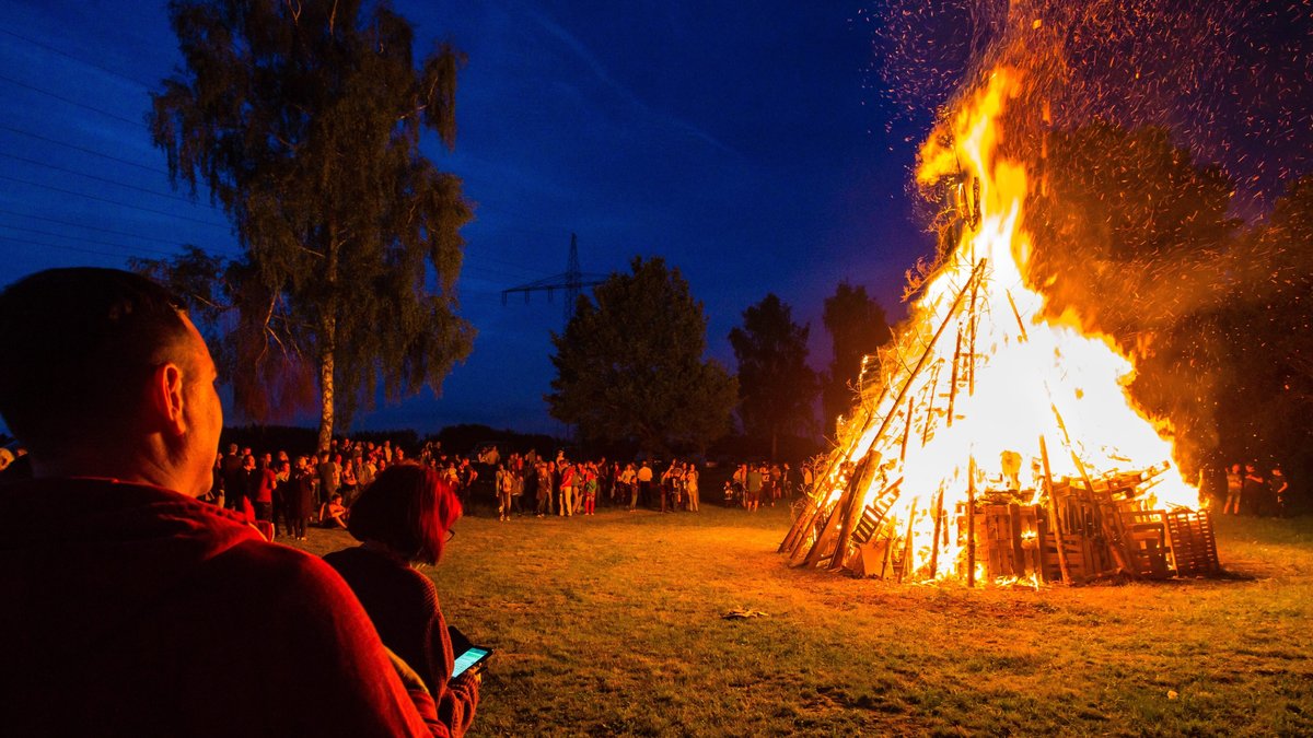 Großes Sonnwendfeuer (Archivbild)