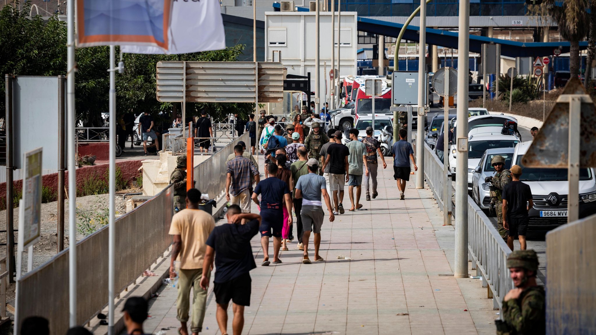 Migranten, die in Ceuta geblieben waren, kehren über den Grenzübergang Tarajal nach Marokko zurück. | Bild: picture alliance / Sipa USA | JNA PRESS Migranten, die in Ceuta geblieben waren, kehren über den Grenzübergang Tarajal nach Marokko zurück.