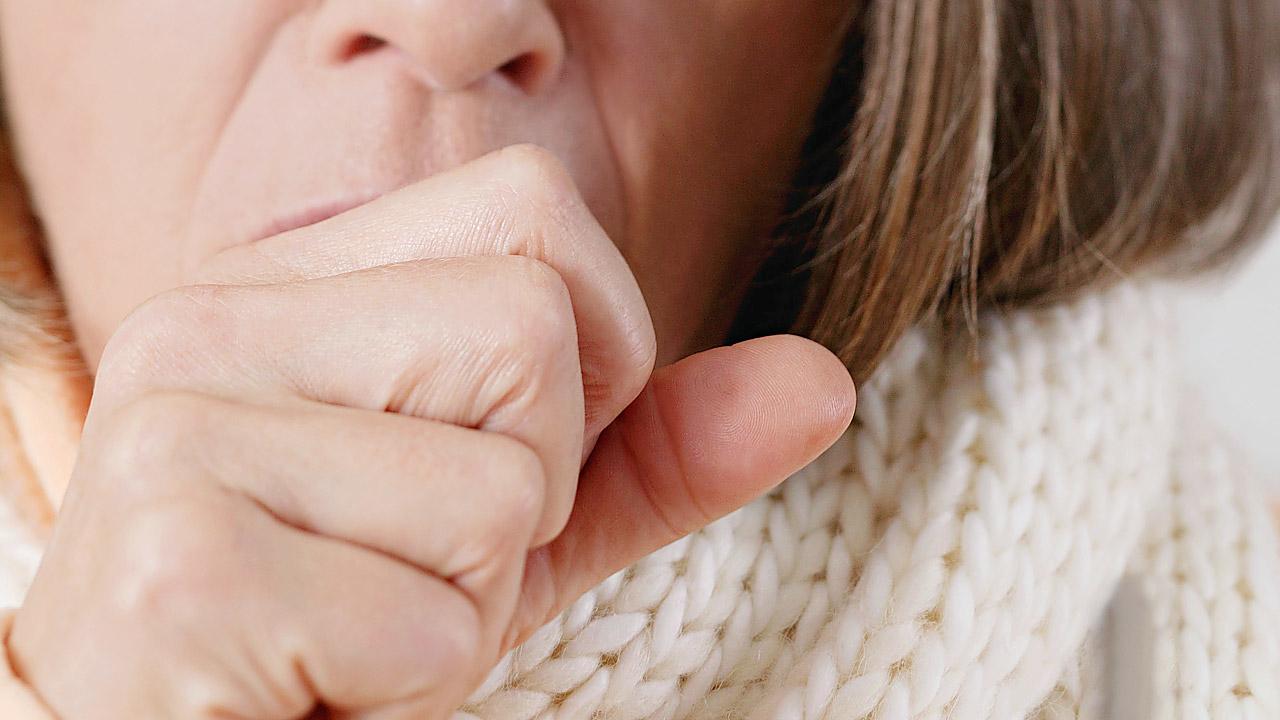 Eine Frau hustet
