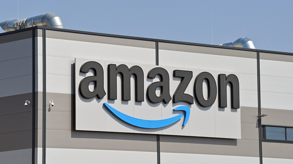 Das Logo von Amazon an einem Versandlager