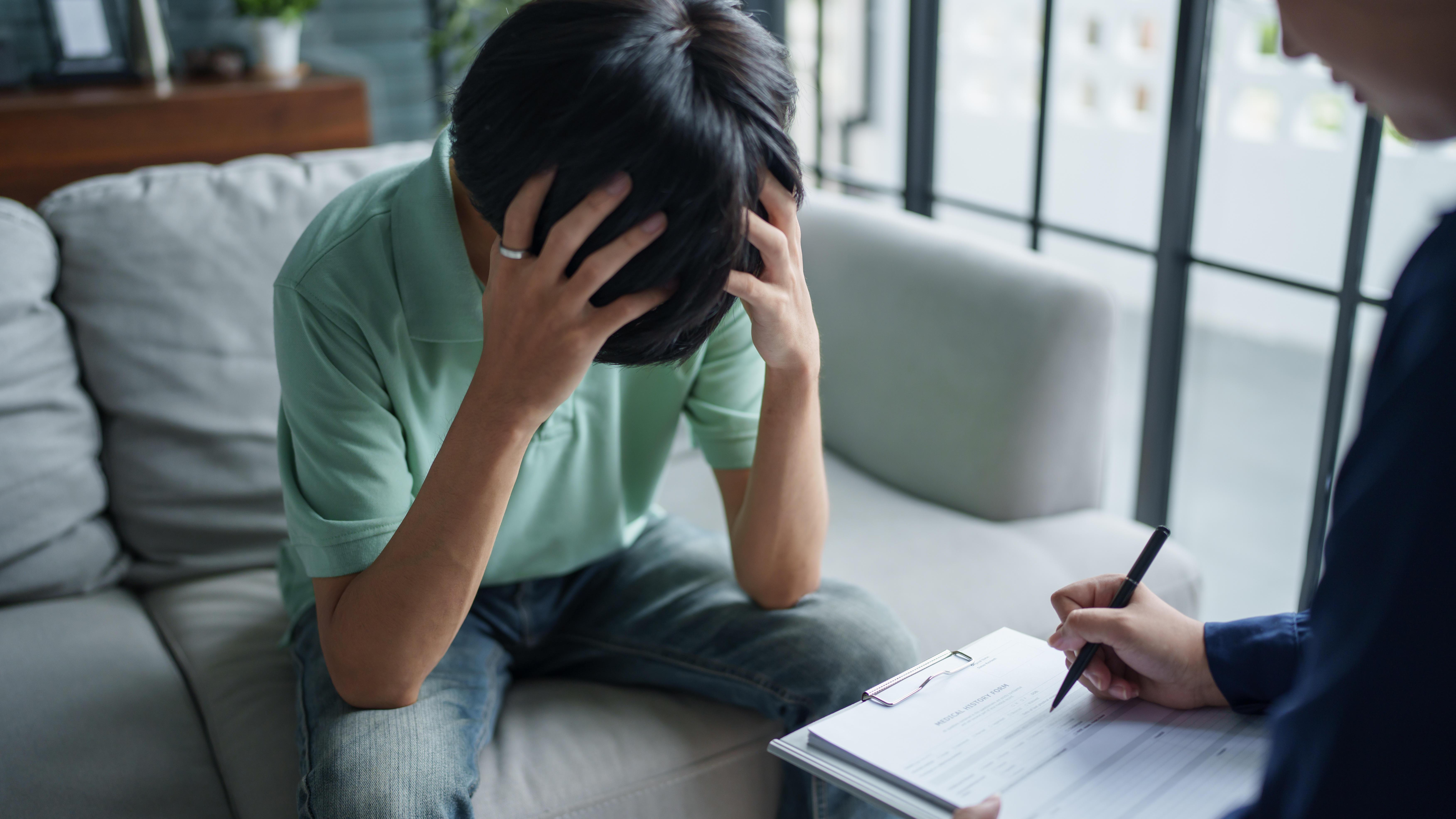 Ein Psychotherapeut im Gespräch mit einem Patienten