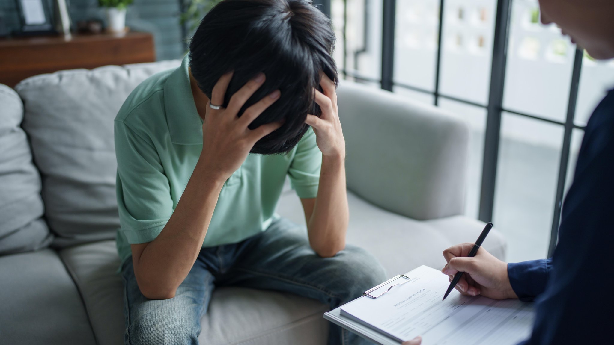 Ein Psychotherapeut im Gespräch mit einem Patienten