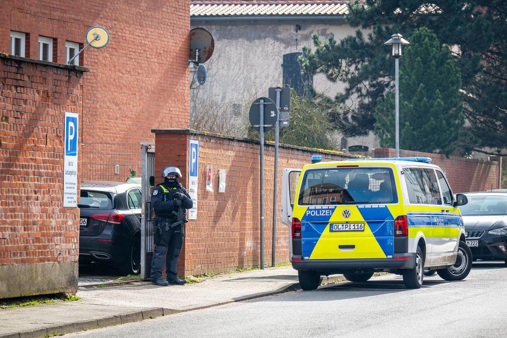 Polizisten stehen an einem Eingang zum Amtsgericht. Die frühere Terroristin der Roten Armee Fraktion (RAF), Daniela Klette (65), ist in Berlin gefasst worden. 