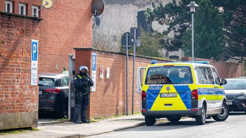 Polizisten stehen an einem Eingang zum Amtsgericht. Die frühere Terroristin der Roten Armee Fraktion (RAF), Daniela Klette (65), ist in Berlin gefasst worden. 
