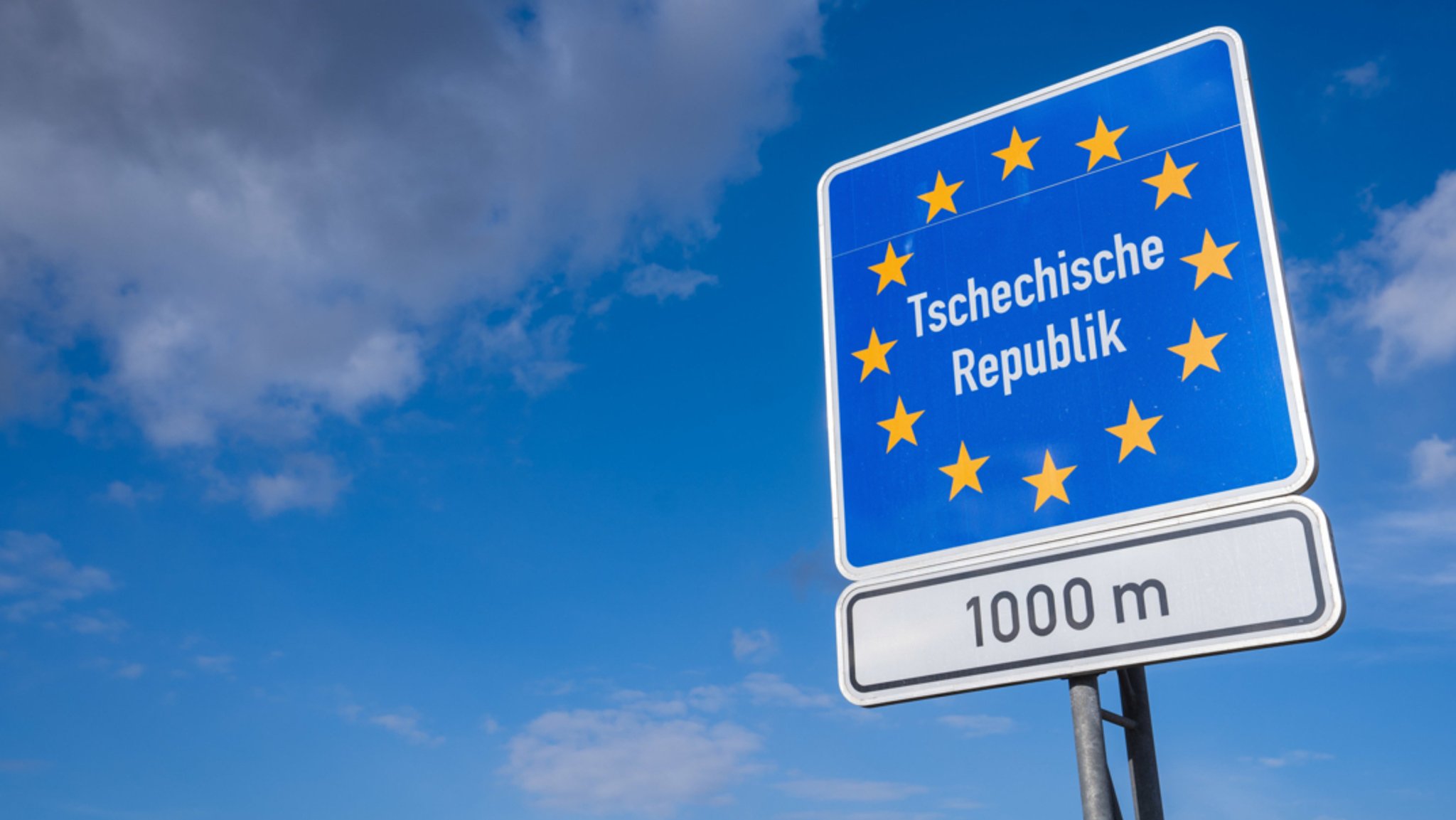 Ein Schild weist auf die Grenze der Tschechischen Republik in 1.000 Metern Entfernung hin