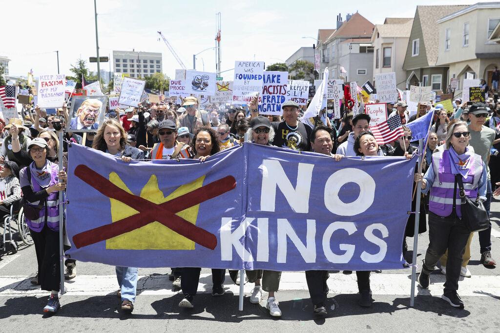 14.06.2025, USA, Oakland: Demonstranten nehmen an einer «No Kings Day»-Demonstration teil. Foto: Jessica Christian/San Francisco Chronicle/AP/dpa +++ dpa-Bildfunk +++