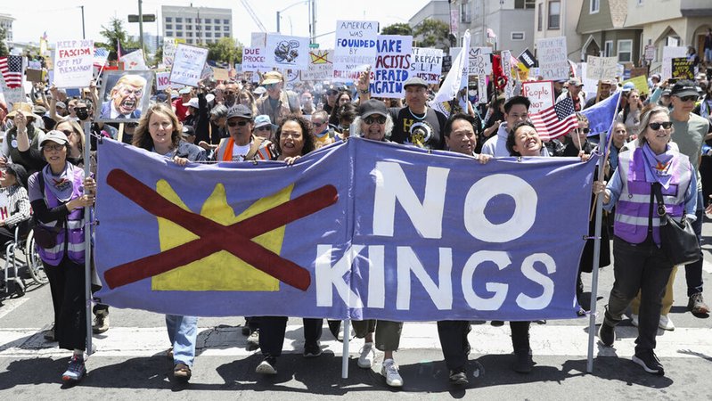 14.06.2025, USA, Oakland: Demonstranten nehmen an einer «No Kings Day»-Demonstration teil. Foto: Jessica Christian/San Francisco Chronicle/AP/dpa +++ dpa-Bildfunk +++ | Bild: dpa-Bildfunk/Jessica Christian 14.06.2025, USA, Oakland: Demonstranten nehmen an einer «No Kings Day»-Demonstration teil. Foto: Jessica Christian/San Francisco Chronicle/AP/dpa +++ dpa-Bildfunk +++