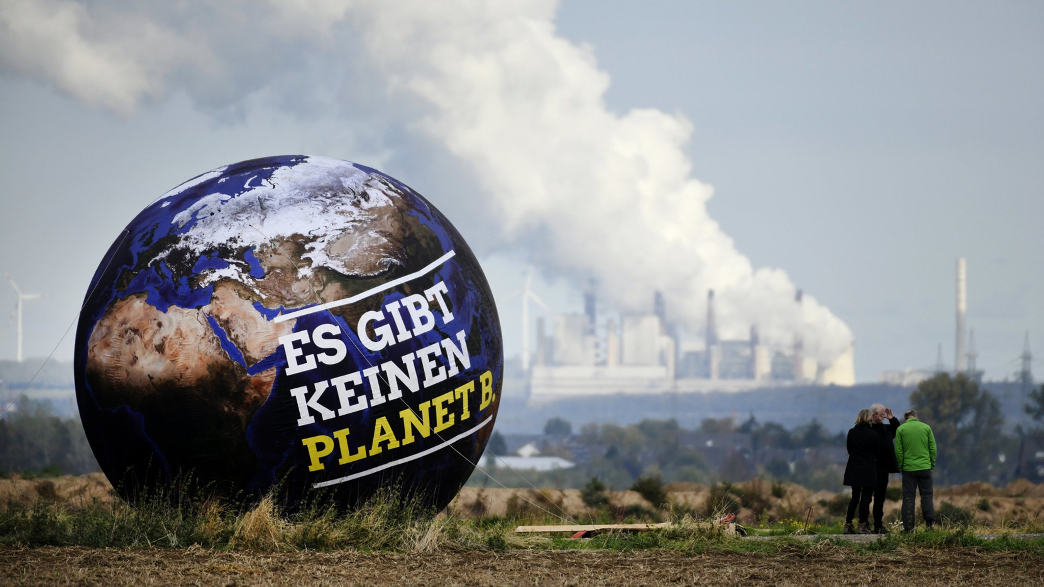 Ballon beim Landesparteitag der Grünen vor Braunkohlekraftwerken