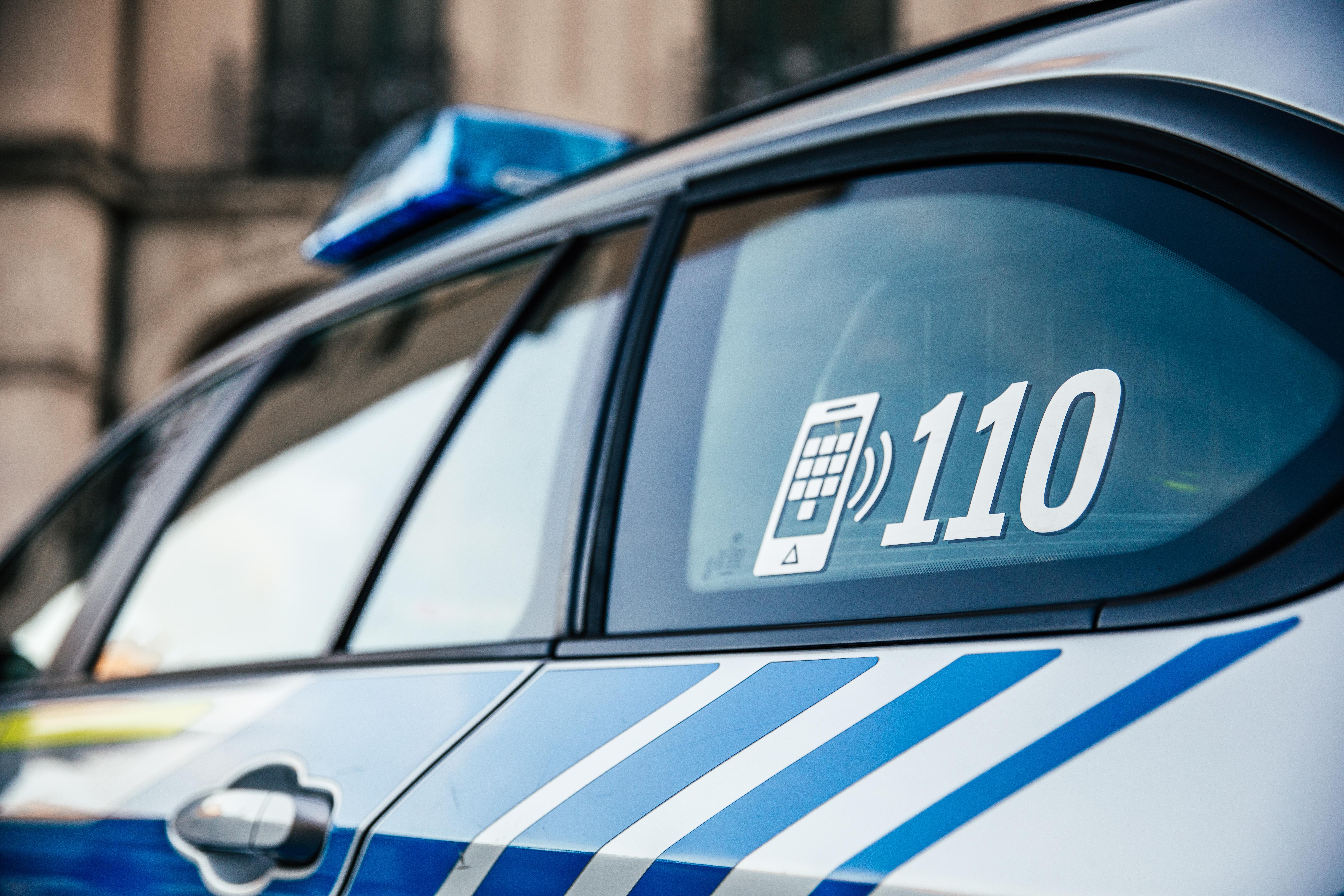 Die Notrufnummer "110" steht auf einem Polizeiauto.