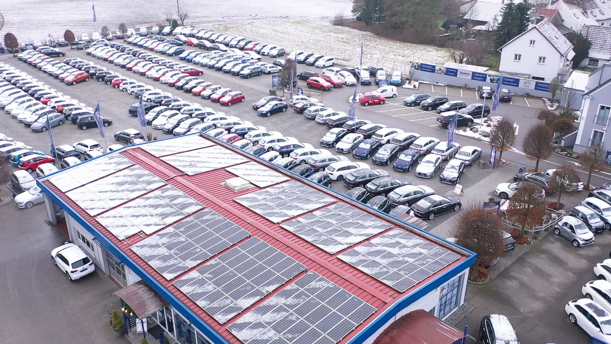 Der Hof von Auto Seubert in Straubing scheint gut gefüllt, doch der Schein trügt