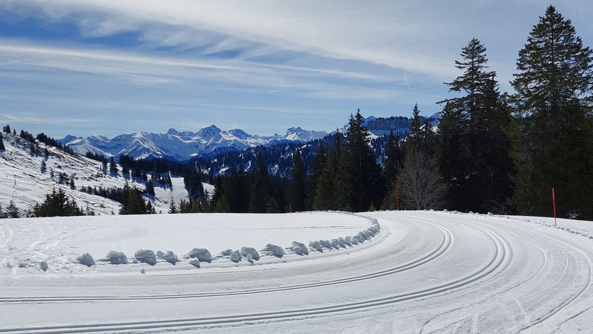 Eine Skipiste als Loipe umgebaut. 