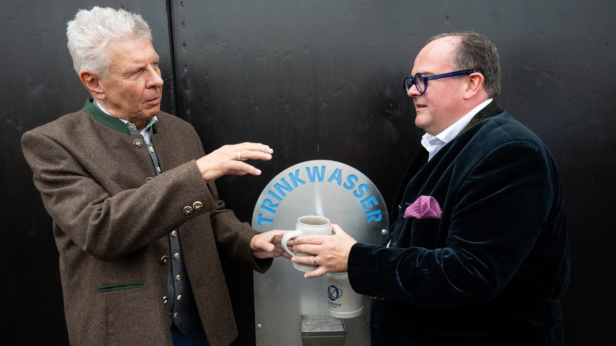 Oberbürgermeister Dieter Reiter und Wiesn-Chef Clemens Baumgärtner vor einem der Wasser-Zapfsäulen