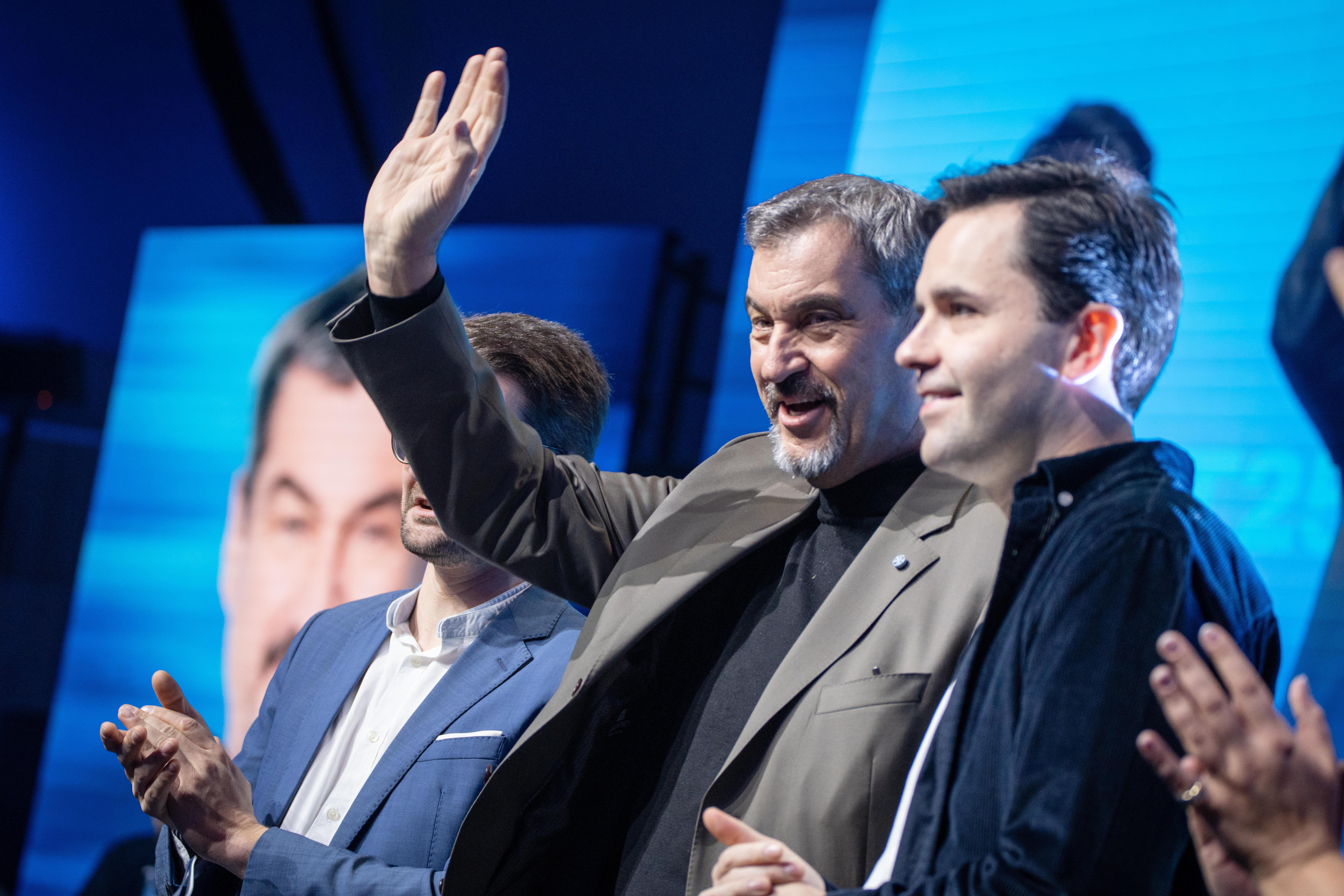 CSU-Chef Markus Söder auf dem Deutschlandtag der Jungen Union mit dem JU-Bundesvorsitzenden Johannes Winkel