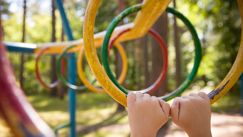 Vier Kinder sollen auf einem Spielplatz mit Softair-Waffen beschossen worden sein. (Symbolbild) | Bild: stock.adobe.com/goodmoments Vier Kinder sollen auf einem Spielplatz mit Softair-Waffen beschossen worden sein. (Symbolbild)