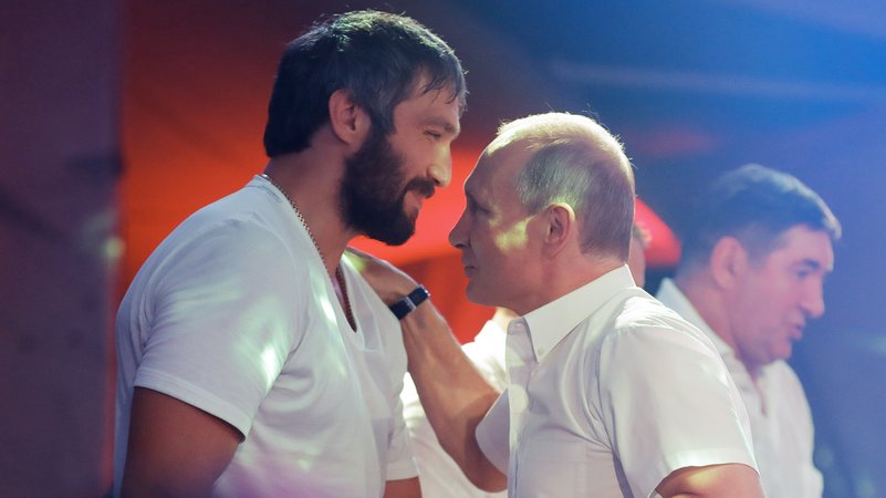 Begegnung zweier Eishockey-Fans | Bild: Mikhail Metzel/Picture Alliance Begegnung zweier Eishockey-Fans
