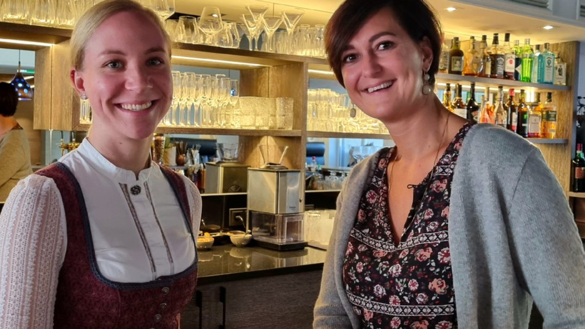 Sandra Geiger-Pauli, Hotelchefin im "Bodenmaiser Hof" und  ihre Rezeptionistin Joana Pflanzl (links)