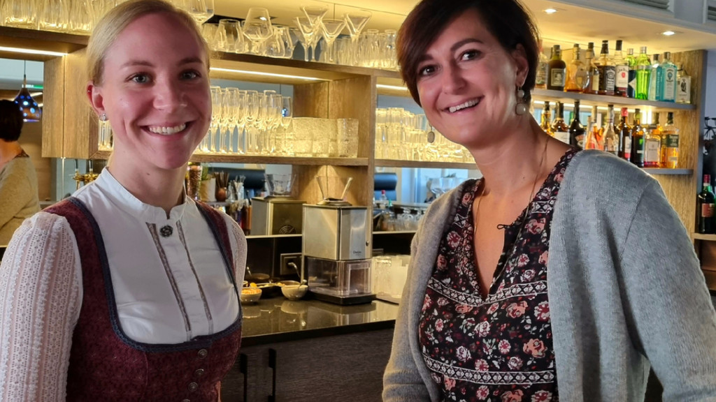 Sandra Geiger-Pauli, Hotelchefin im "Bodenmaiser Hof" und  ihre Rezeptionistin Joana Pflanzl (links)