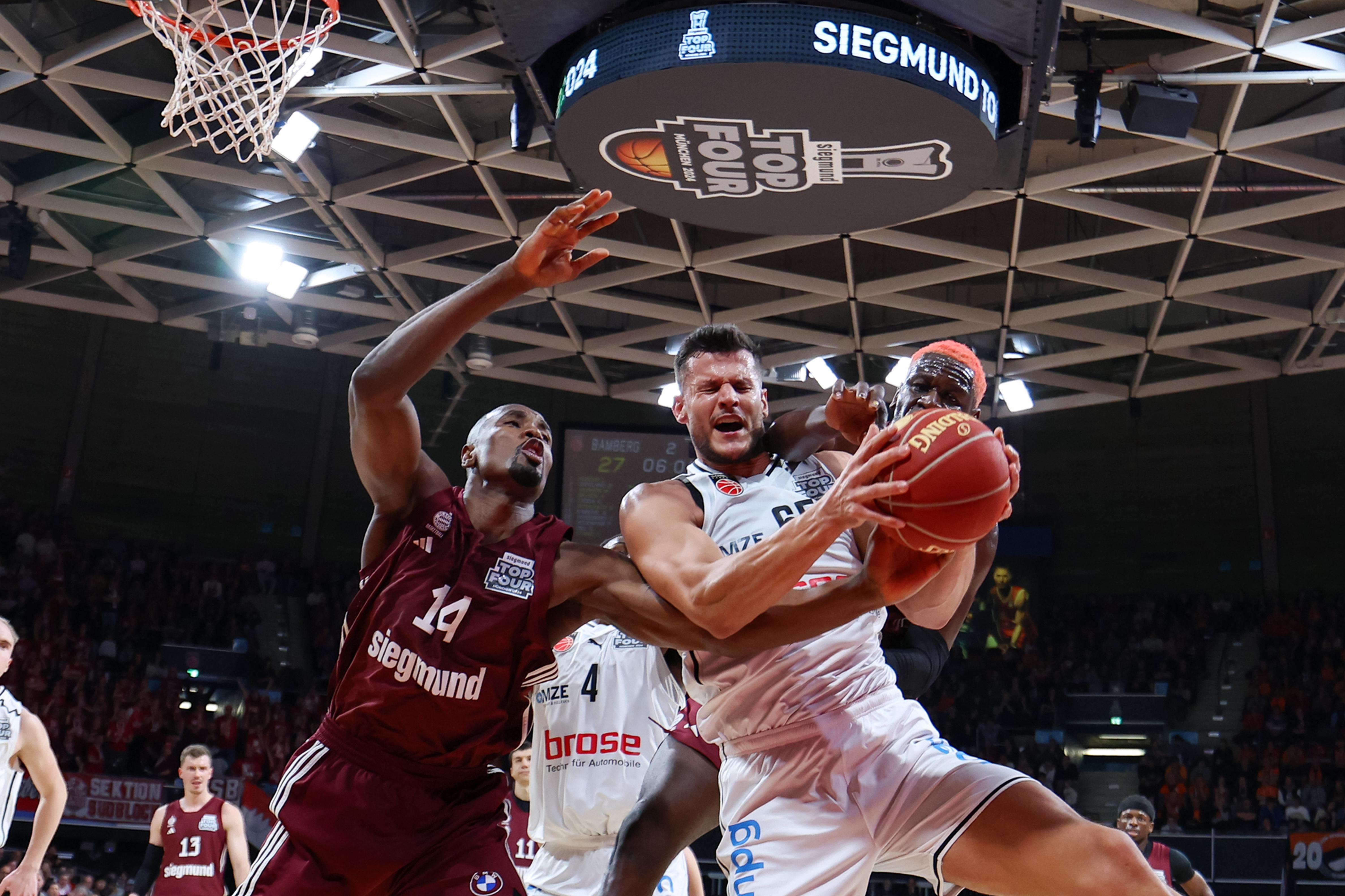 Basketball-Top-Four: Halbfinal-Spielszene FC Bayern Basketball - Baskets Bamberg