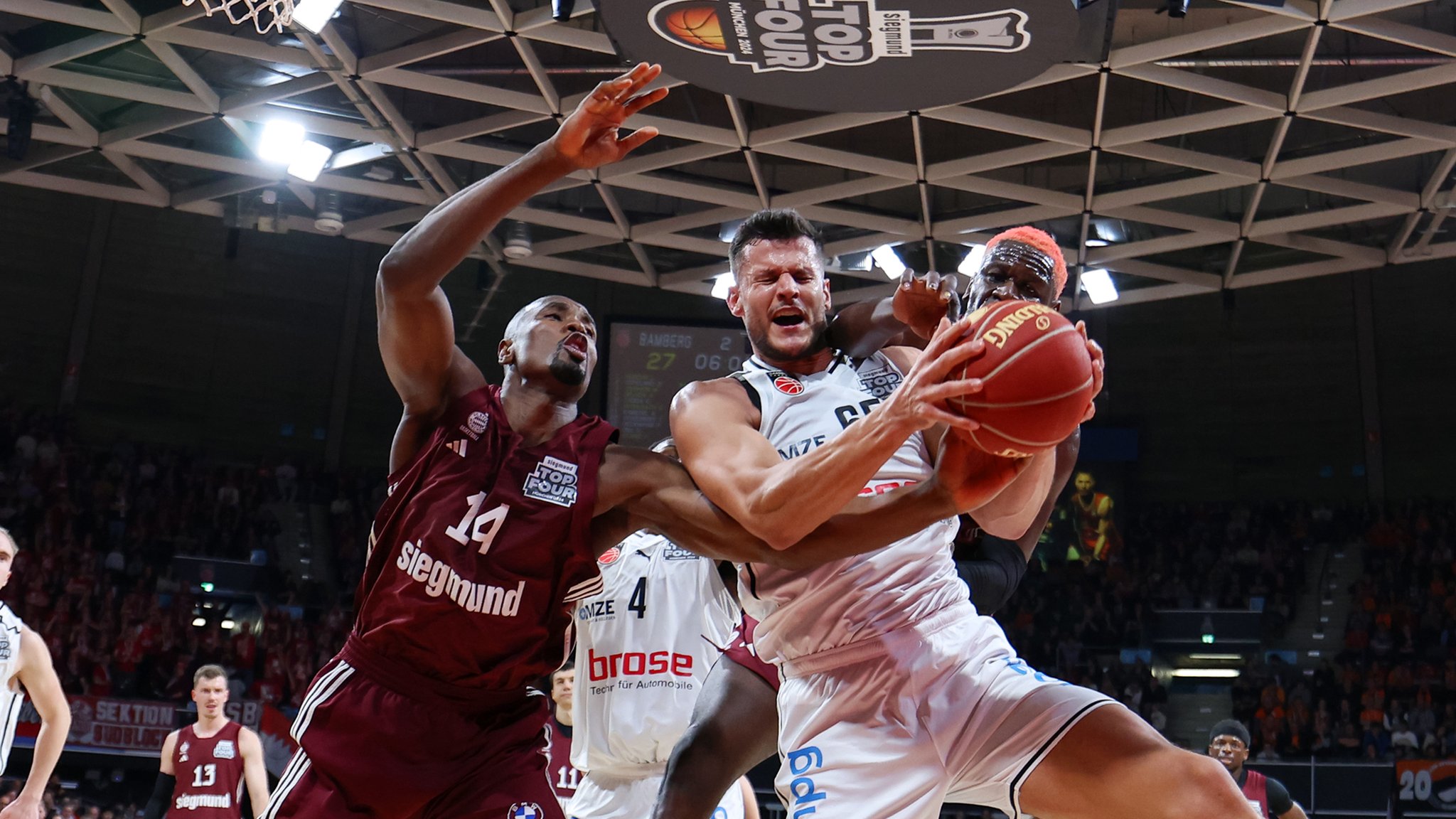 Basketball-Top-Four: Halbfinal-Spielszene FC Bayern Basketball - Baskets Bamberg