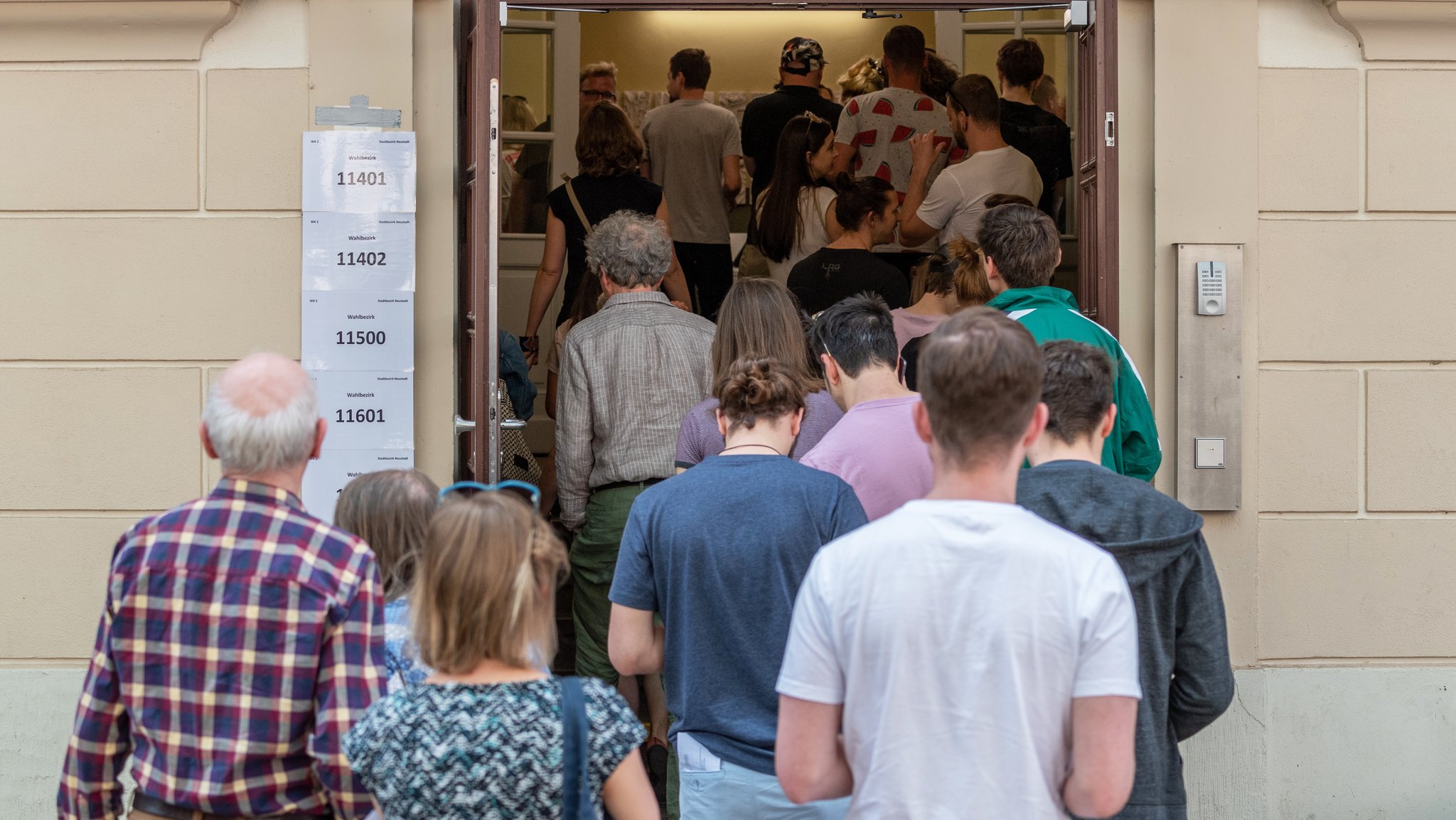 Eine Schlange von Menschen vor einem Wahllokal.