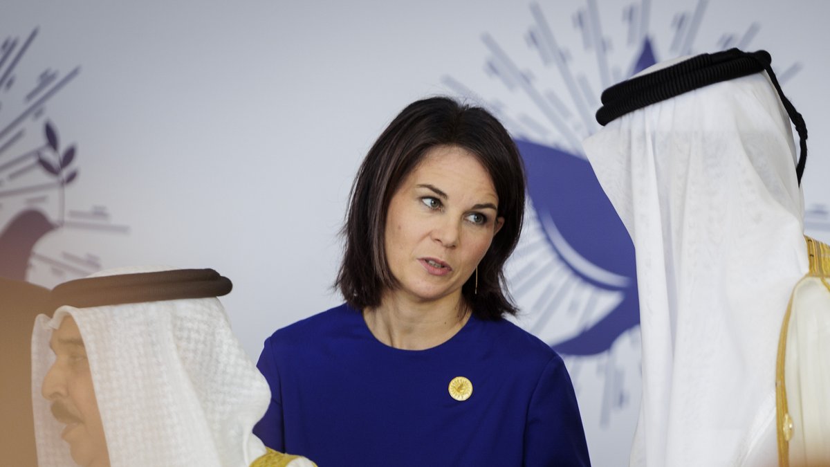 Annalena Baerbock (Buendnis 90/Die Gruenen), Bundesaussenministerin, und Tamim bin Hamad Al Thani, Emir von Katar,