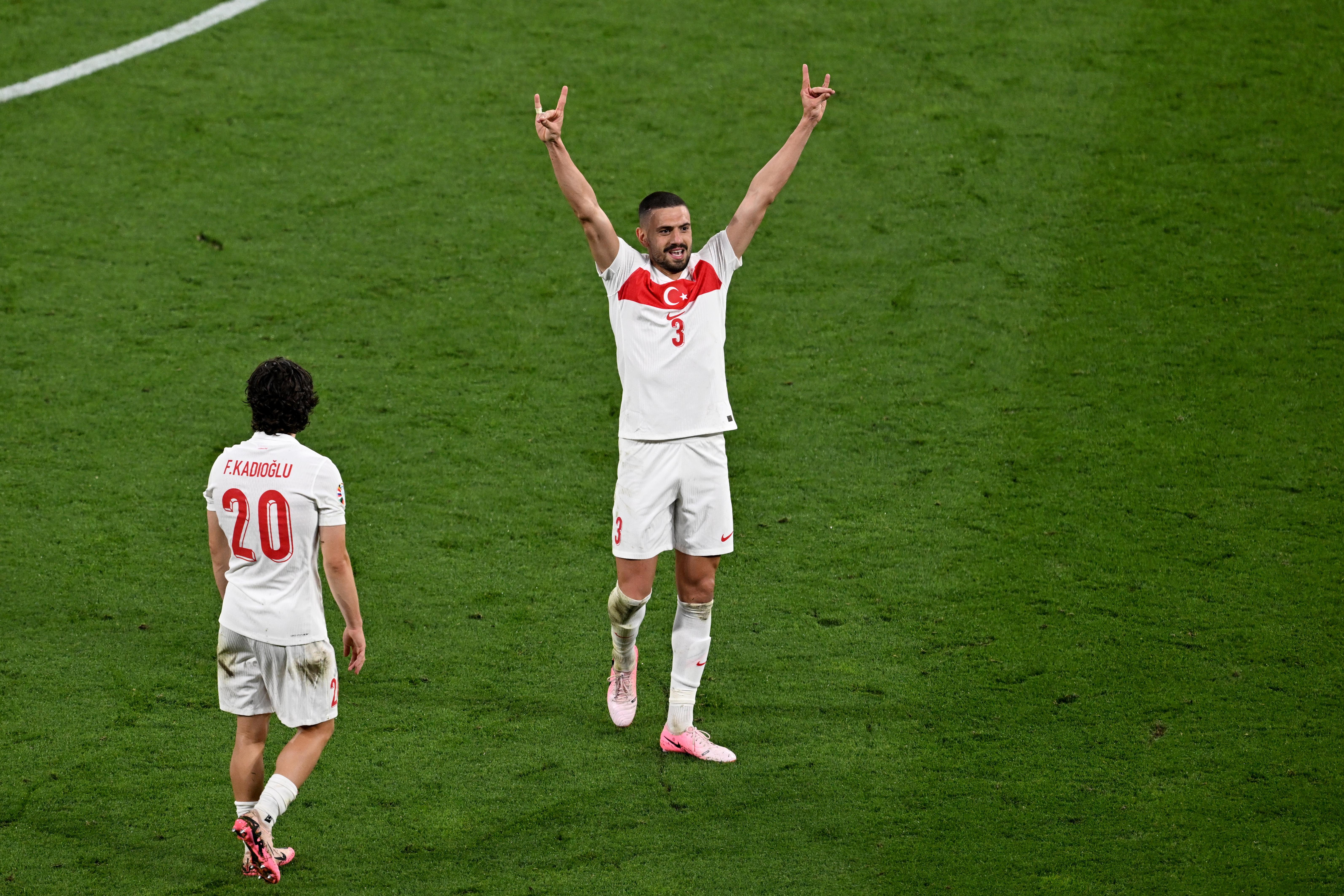 Berlin, 02.07.24: Der türkische Nationalspieler Demiral (r.) jubelt nach seinem zweiten Treffer gegen Österreich mit Mitspieler Kadioglu (l.)
