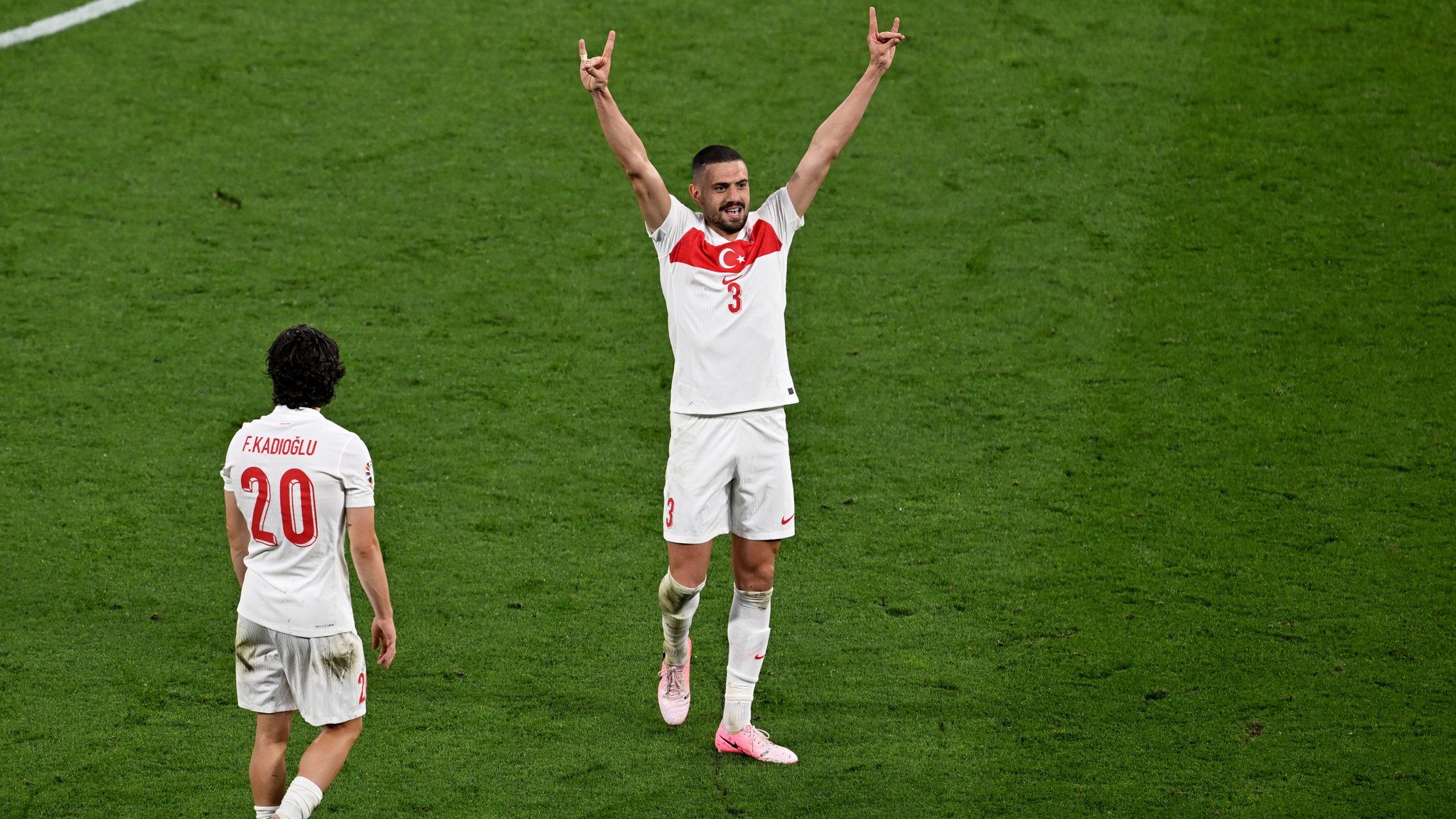 Berlin, 02.07.24: Der türkische Nationalspieler Demiral (r.) jubelt nach seinem zweiten Treffer gegen Österreich mit Mitspieler Kadioglu (l.)