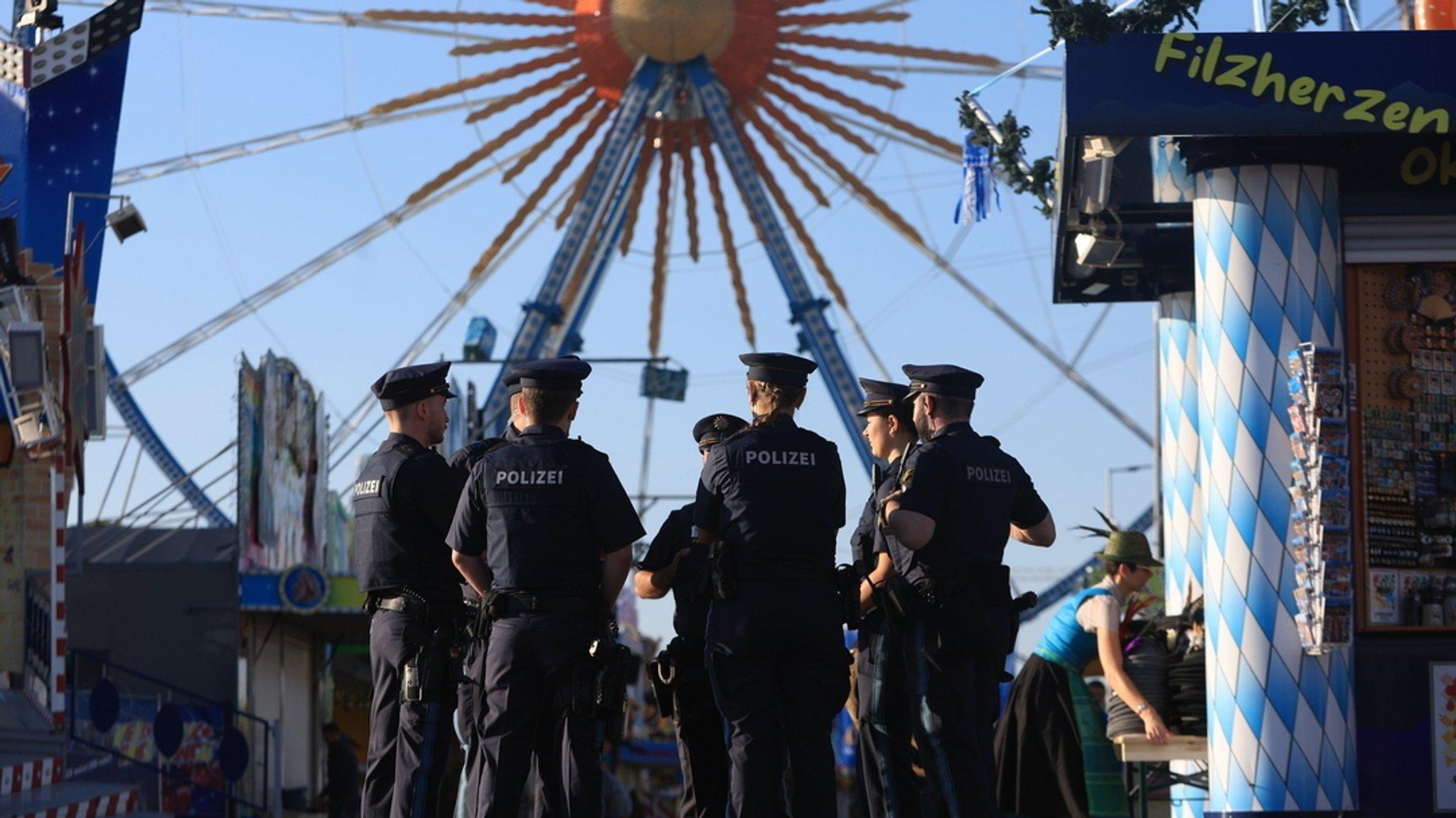 Mehrere Polizisten stehen auf dem Oktoberfest