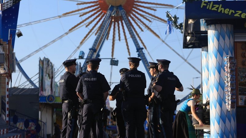 Mehrere Polizisten stehen auf dem Oktoberfest | Bild: dpa-bildfunk/Karl Josef Hildenbrand Mehrere Polizisten stehen auf dem Oktoberfest