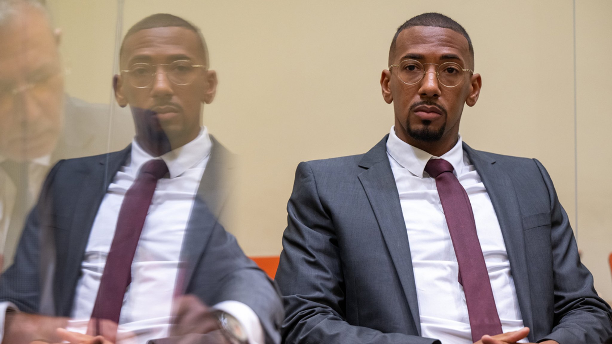 Der Fußball-Profi und ehemalige Nationalspieler Jérôme Boateng sitzt zu Beginn des Auftakts im Berufungsprozess im Gerichtssaal des Landgerichts München I.