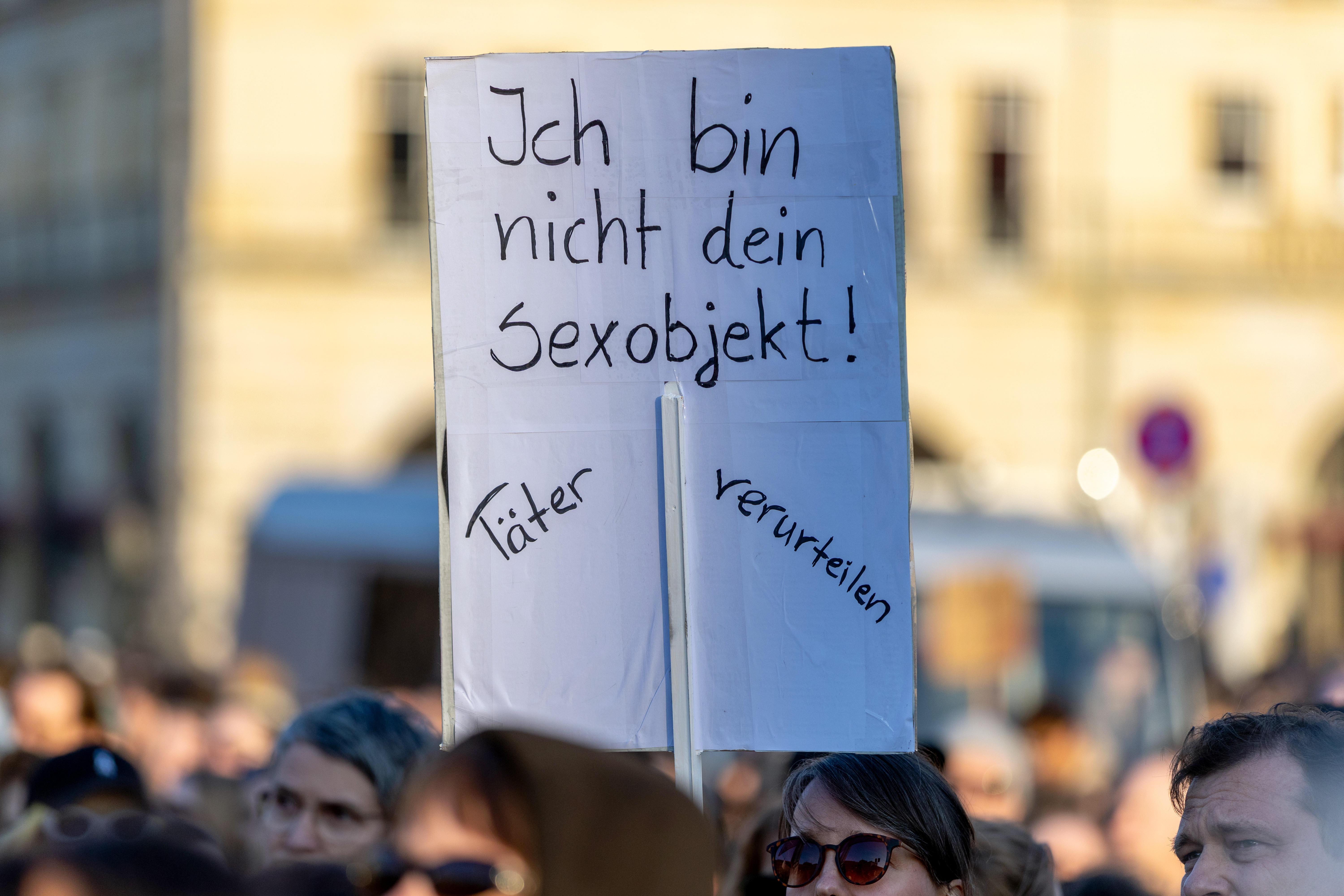 Demonstration am Brandenburger Tor in Berlin am 22.3.26, Plakat mit der Aufschrift "Ich bin nicht dein Sexobjekt! Täter verurteilen" (Symbolbild)