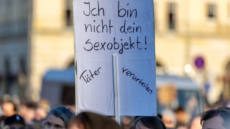 Demonstration am Brandenburger Tor in Berlin am 22.3.26, Plakat mit der Aufschrift "Ich bin nicht dein Sexobjekt! Täter verurteilen" (Symbolbild) | Bild: pa/PIC ONE/Christian Ender Demonstration am Brandenburger Tor in Berlin am 22.3.26, Plakat mit der Aufschrift "Ich bin nicht dein Sexobjekt! Täter verurteilen" (Symbolbild)