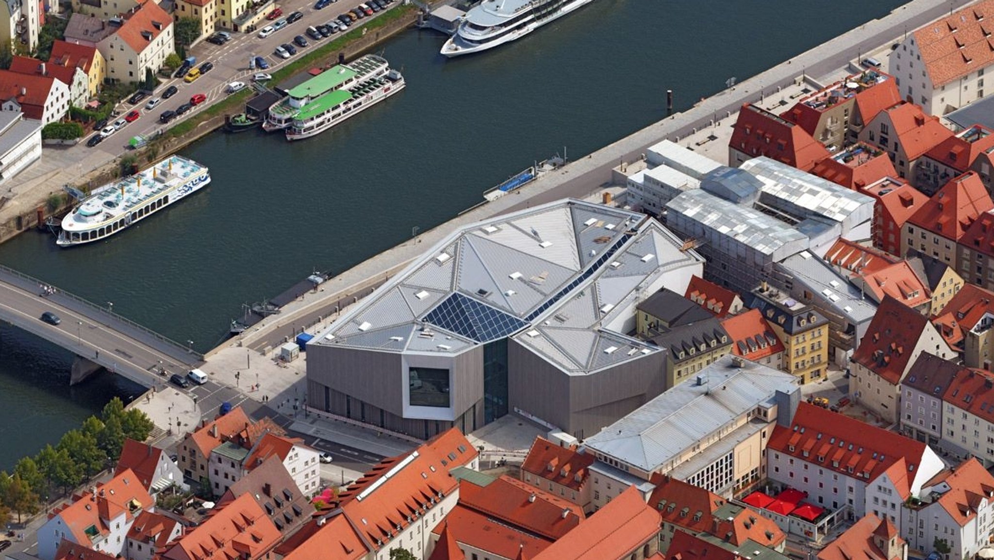 Eine Luftaufnahme der Regensburger Altstadt mit dem Haus der Bayerischen Geschichte im Zentrum