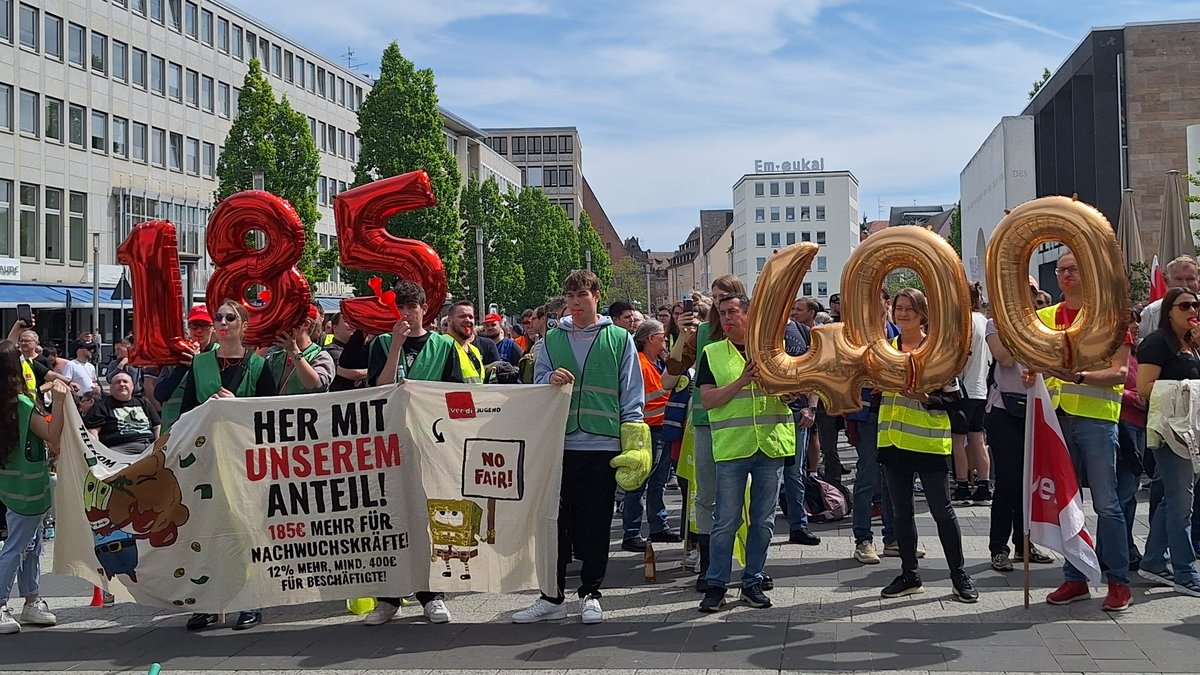 Beschäftigte der Deutschen Telekom halten am Nürnberger Kornmarkt Luftballons mit ihren Forderungen in die Höhe