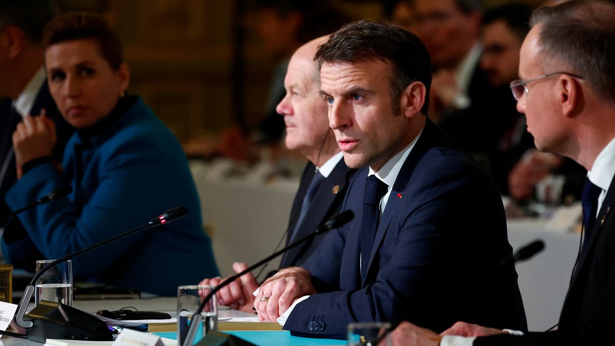 Bei einer Ukraine-Konferenz in Paris hat Frankreichs Präsident Macron die Entsendung westlicher Soldaten nicht ausgeschlossen.