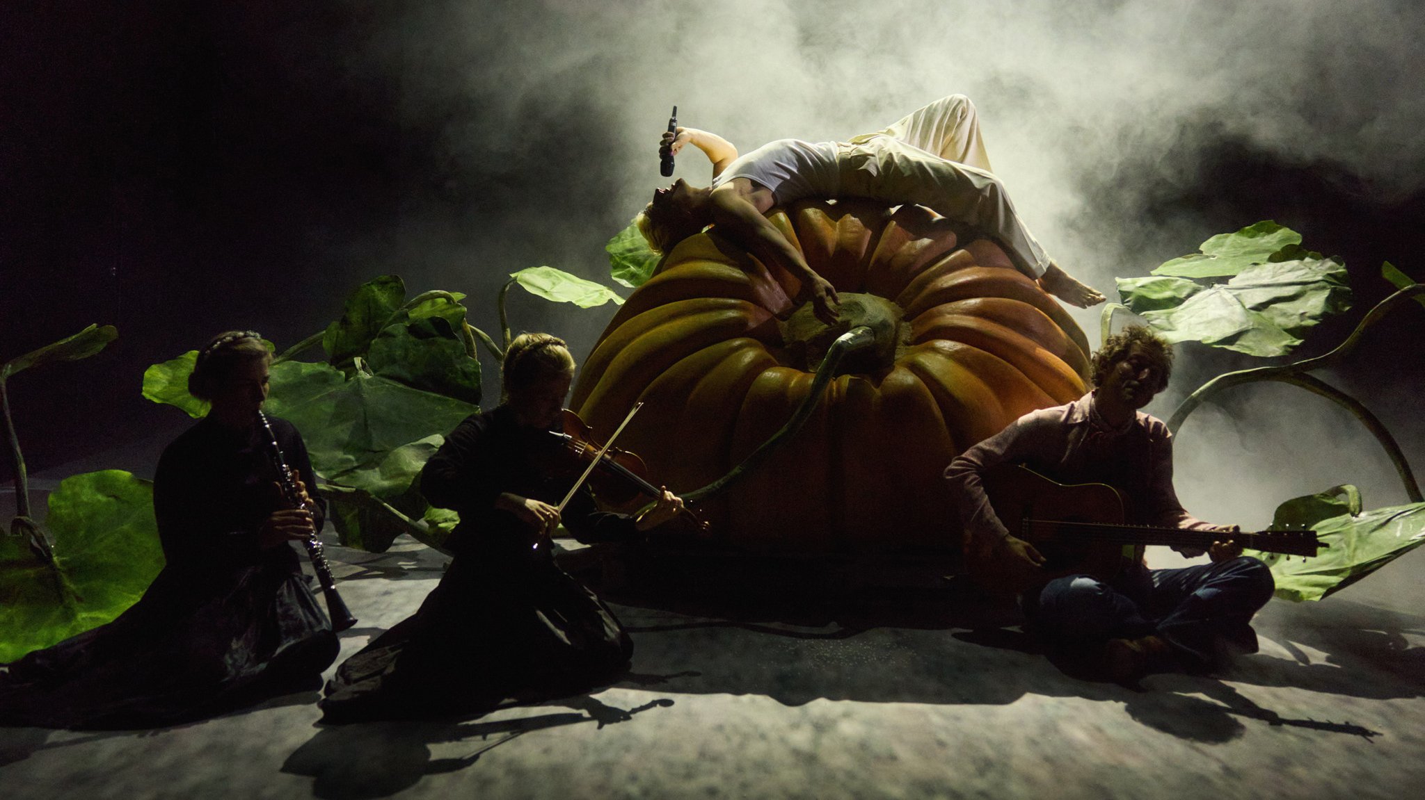 Ein überdimensionaler Kürbis auf der Bühne des Stücks "Wachse oder weiche". | Bild: Julian Baumann Ein überdimensionaler Kürbis auf der Bühne des Stücks "Wachse oder weiche".